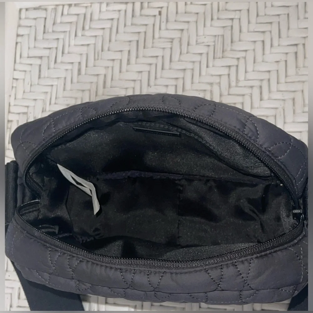 🍋🦄 LIKE NEW Lululemon Quilted Embrace 4L Crossbody Bag in Black (Looks GRAY)